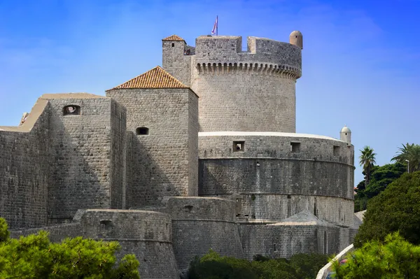 Средневековый форт с башнями и укреплениями — стоковое фото