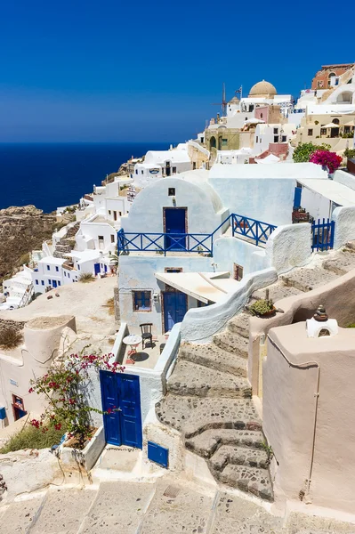 Traditionella blå och vita byggnader av santorini, Grekland — Stockfoto