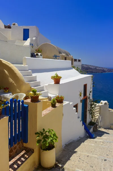 Traditionella blå och vita byggnader av santorini, Grekland — Stockfoto