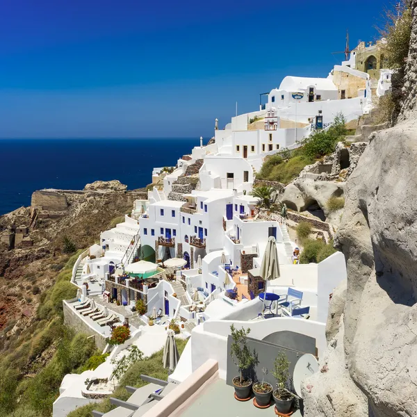 Vita hus med blå trim på ön santorini, Grekland — Stockfoto