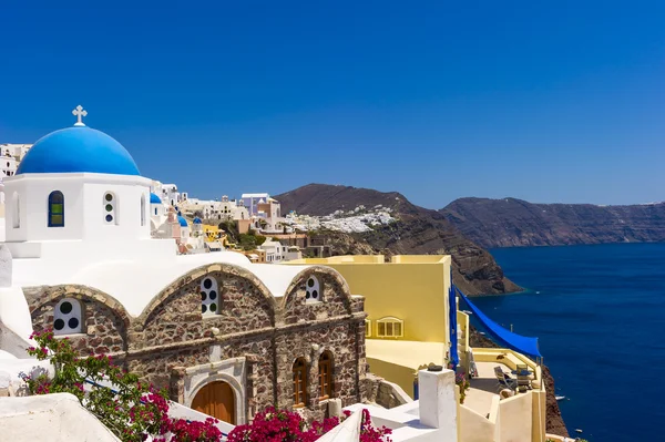 Vita kristna kyrkan med blå kupol på santorini island, greec — Stockfoto