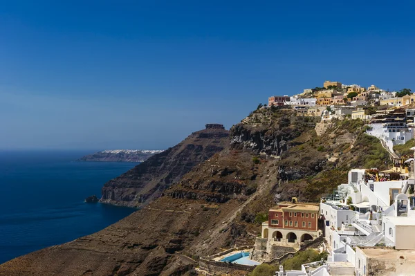 Home located on the red rocks of volcanic origin. Santorini, Gre — Stock Photo, Image