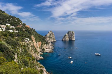 Faraglioni kayalar. İtalya, capri
