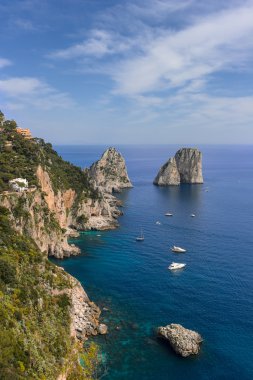 kayalar denizin içinde. Faraglioni, capri, İtalya