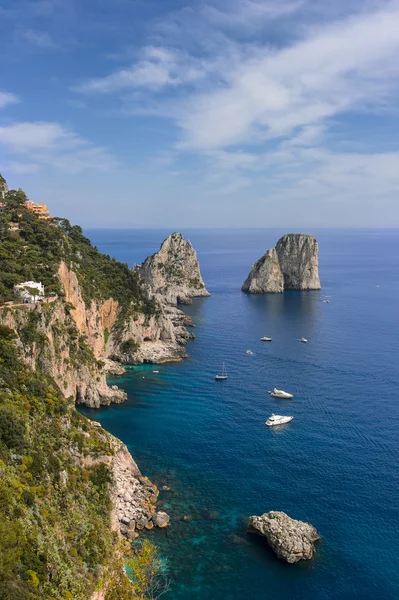 Vallende stenen in de zee. Faraglioni, capri, Italië — Stockfoto