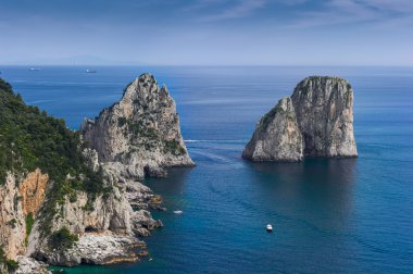 kayalar denizin içinde. Faraglioni, capri, İtalya