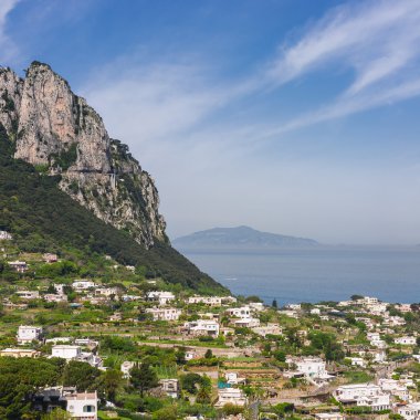 bir adadan kayaların üzerinde küçük bir kasaba