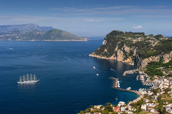 Die Stadt und den Hafen aus der Vogelperspektive. Italien. Capri. Marina Grand — Stockfoto