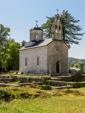 eski kilise ile orman arka planda bir çan kulesi