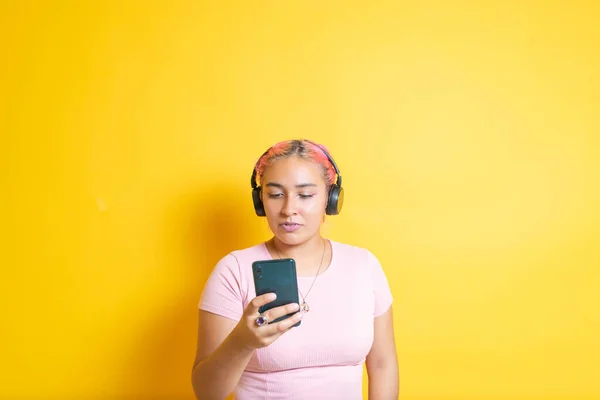 Joven Mexicana Con Auriculares Usando Teléfono Celular Para Ver Sus — Foto de Stock