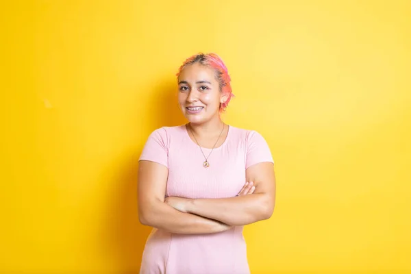 Portret Van Een Mooie Spaanse Jonge Vrouw Met Een Glimlachende — Stockfoto