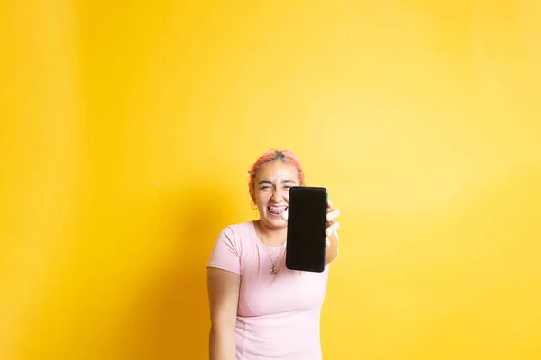 Mujer Joven Hispana Moderna Riendo Mostrando Pantalla Del Teléfono Móvil — Foto de Stock