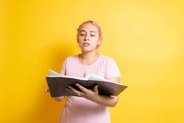 Estudiante Universitaria Leyendo Notas Cuaderno Empresaria Mexicana — Foto de Stock