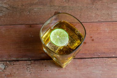 Meksika kantininde limon ve buzlu altın tekila manzarası