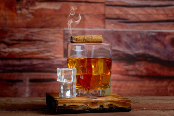 Whiskey Brandy Coñac Elegante Vaso Con Canela Hielo —  Fotos de Stock