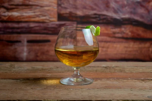 Tequila Dorado Con Rodaja Limón Vidrio Elegante Sobre Tablones Madera — Foto de Stock