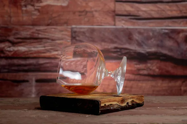 Glas Whisky Eller Konjak Som Ligger Plankor — Stockfoto