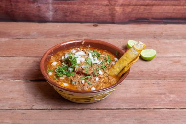 Meksika yemeği, otantik birria de res, tortilla ve limon