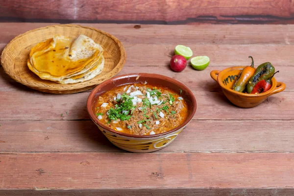 本物の牛肉の鳥 トウモロコシのトルティーヤとローストチリペッパー メキシコ料理 — ストック写真