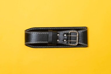 Ağırlık kaldırmak için spor kemeri. fitness konsepti