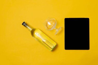 Tabletin yanındaki cam ve şişe tekila, votka ya da mezcal manzaralı.