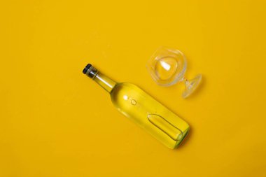 Sarı arka planda cam ve şişe tekila, votka veya mezcal manzarası