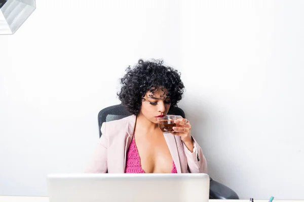 Mujer Joven Negra Hispana Bebiendo Café Trabajo Oficina — Foto de Stock