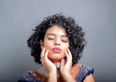 Kıvırcık saçlı İspanyol kadının güzel portresi. Cilt konsepti