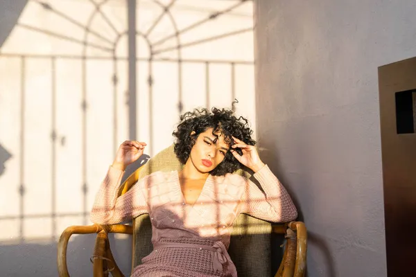 Modelo Latino Moda Rizada Sentado Relajado Sofá Mirando Cámara — Foto de Stock