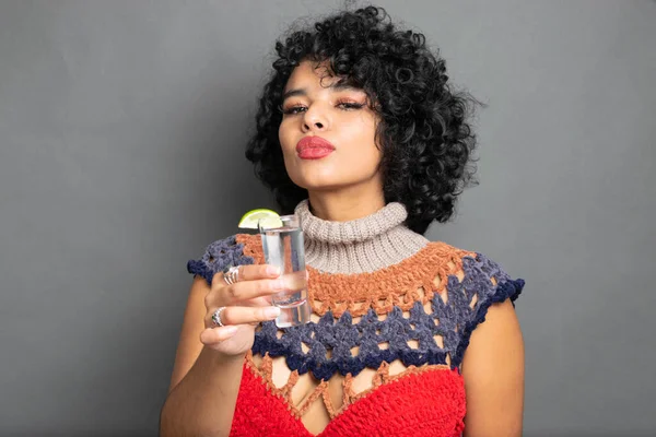 Hermosa Mujer Mexicana Brindis Con Chupito Tequila Plata — Foto de Stock