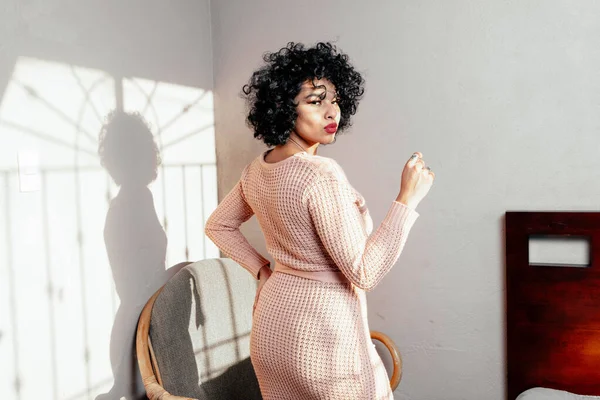 Curly Fashion Hispanic Woman Walking Home Pink Dress Looking Camera — Stockfoto