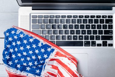 Amerika Birleşik Devletleri bayrağı dizüstü bilgisayarda