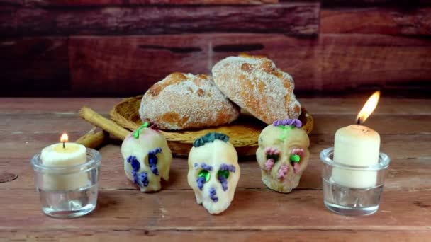 墨西哥的传统送死祭 有糖衣骷髅 蜡烛和面包 — 图库视频影像