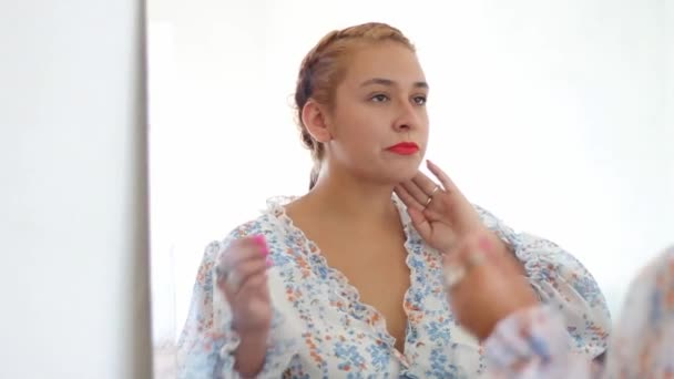 年轻的西班牙女人在镜子前慢动作 调整着她的发型和化妆 — 图库视频影像