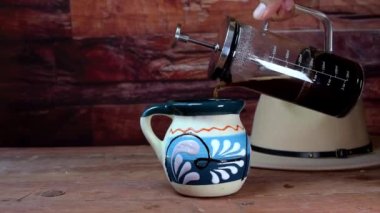 Fransız baskısından kamarada geleneksel fincana Meksika kahvesi servisi.