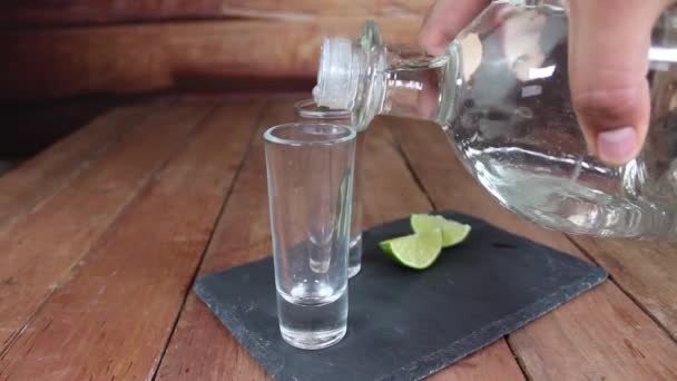 Mano Versando Tequila Argento Colpo Dalla Bottiglia — Video Stock