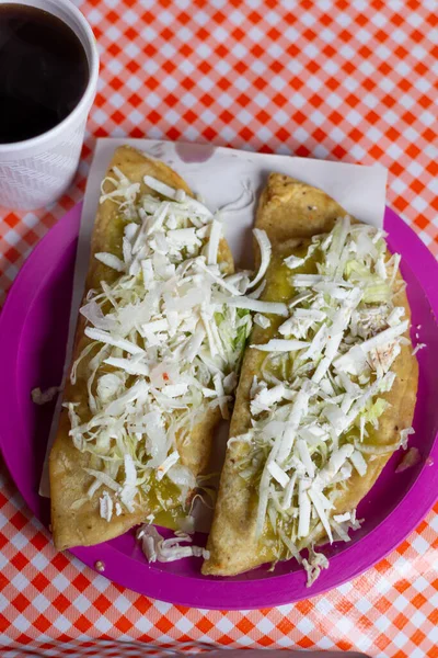 Quesadilla Frita Con Salsa Verde Queso Comida Mexicana Real — Foto de Stock