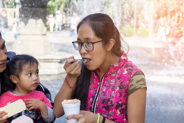 Mujer Joven Hispana Comiendo Comida Típica Mexicana Junto Con Familia — Foto de Stock