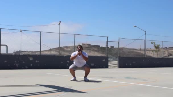 Ausgeübter Lateinischer Dicker Mann Der Kniebeugen Macht Gewichtsverlust — Stockvideo