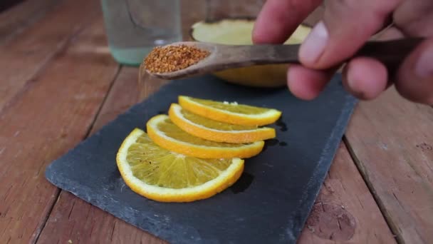 Preparando Degustação Mezcal Derramando Sal Minhoca Pimenta Fatias Laranja — Vídeo de Stock