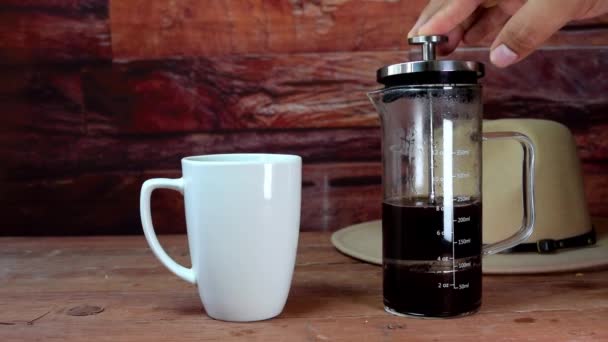 Förbereda Kopp Kaffe Med Fransk Press — Stockvideo