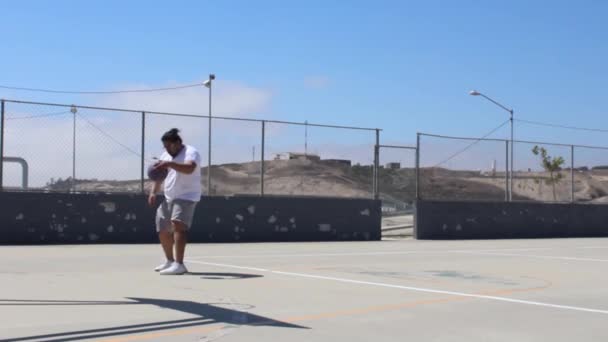 Hombre Hispano Con Sobrepeso Jugando Baloncesto Aire Libre Hombre Gordo — Vídeo de stock