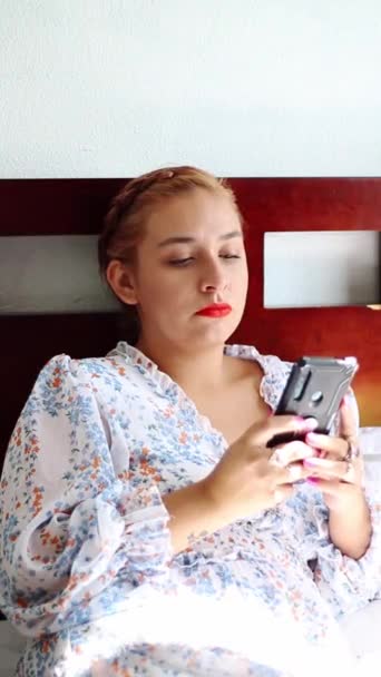 Feliz Hispânico Jovem Mulher Usando Telefone Celular Seu Quarto — Vídeo de Stock