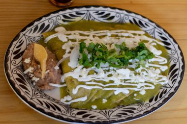 Yeşil soslu baharatlı enchilada tabağı. Meksika yemeği
