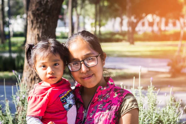 Porträt Mexikanischer Mutter Und Tochter Indigene Frau Und Mädchen — Stockfoto
