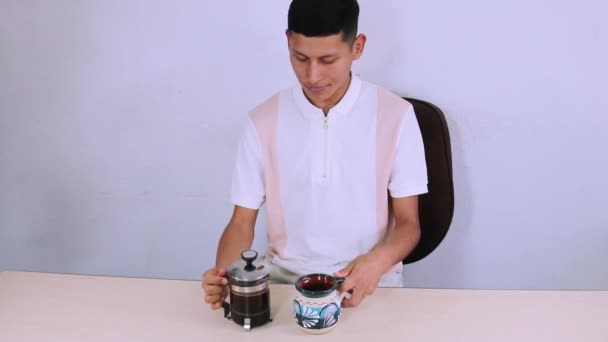 Joven Hispano Sirviendo Café Mexicano Oficina — Vídeos de Stock