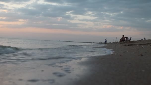 夜のアゾフ海でサーフィン — ストック動画