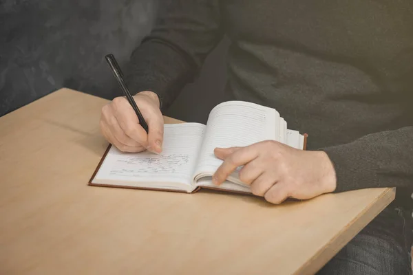 Hand Van Man Houdt Een Pen Vast Schrijft Een Notitieboekje — Stockfoto