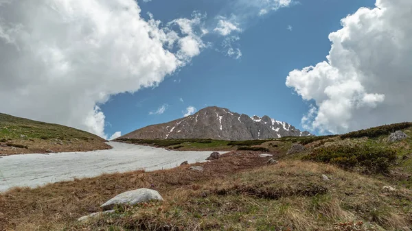 Góra Oshten Przeciwko Błękitnemu Niebu Kumulującymi Białymi Chmurami Polana Jest — Zdjęcie stockowe