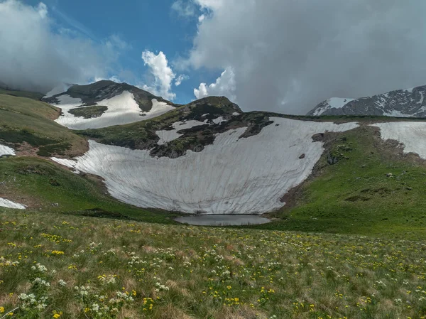 Piękne Teksturowane Pasmo Górskie Częściowo Pokryte Śniegiem Tle Błękitnego Nieba — Zdjęcie stockowe